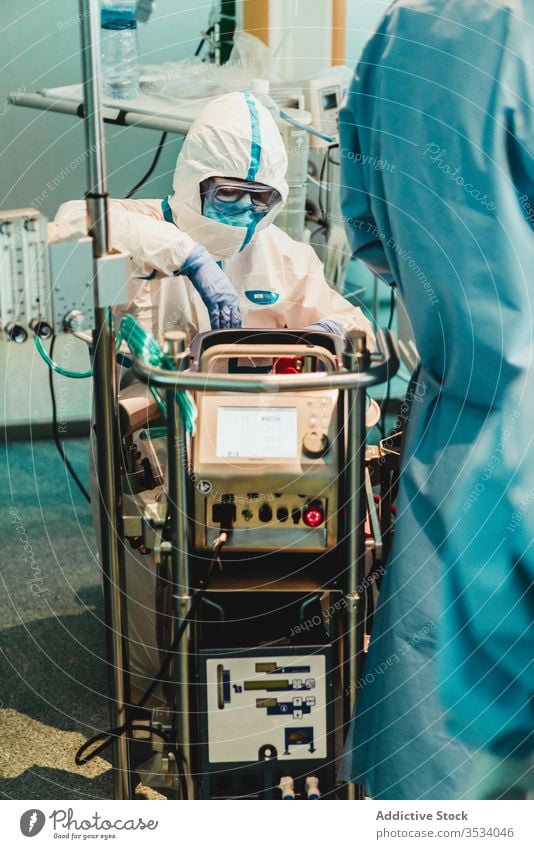 In einem modernen Krankenhaus prüft der Arzt die Ausrüstung vor der Operation Uniform Gerät Raum Spezialist Handschuh Klinik Arbeit Medizin Werkzeug Chirurg
