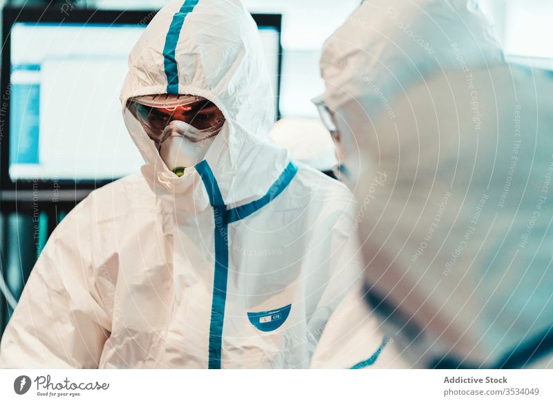 Seriöser Arzt mit Schutzmaske während der Operation in der Klinik Uniform Mundschutz Spezialist ernst professionell Arbeit Gesundheitswesen Medizin Leckerbissen