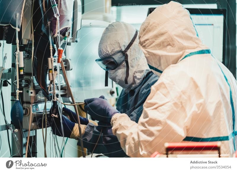 Professionelle Ärzte prüfen Ausrüstung vor der Operation Arzt Klinik Gerät Seuche Uniform Mundschutz Spezialist Medizin Gesundheitswesen medizinisch Arbeit