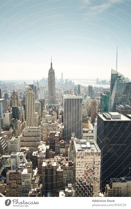 Stadtansicht von New York mit Wolkenkratzern und Empire State Building an einem sonnigen Tag Großstadt modern New York State Gebäude Stadtbild Kaiserreich