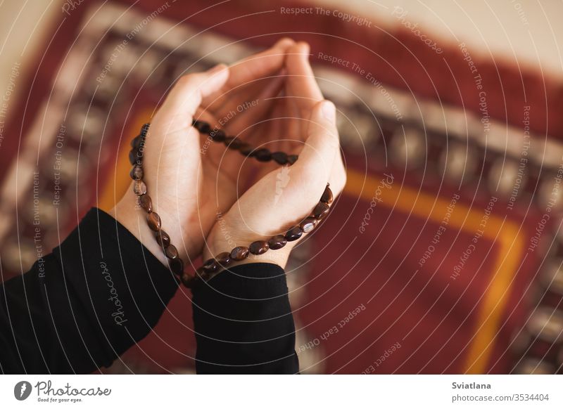 Gebetshände einer Frau, die einen Rosenkranz hält Perlen Mann Hände muslimisch Symbol beten Religion Glaube heilig Islam Allah Gott Meditation Ramadan