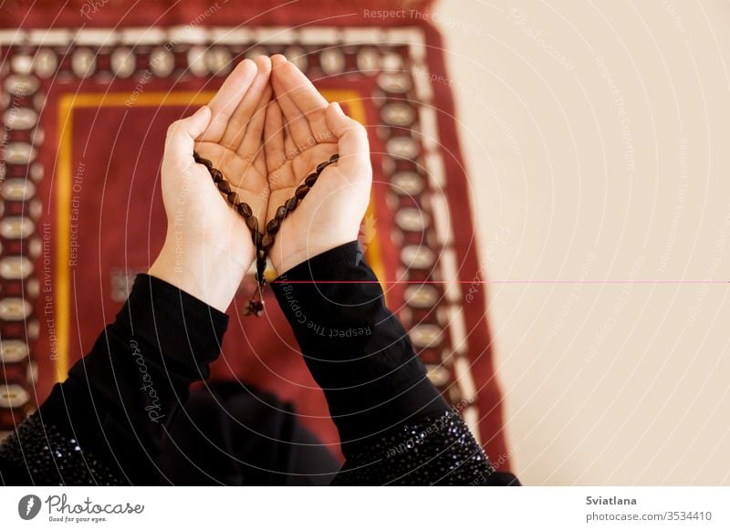 Gebetshände einer Frau, die einen Rosenkranz hält, mit Platz für Text Perlen Mann Hände muslimisch Symbol beten Religion Glaube heilig Islam Allah Gott