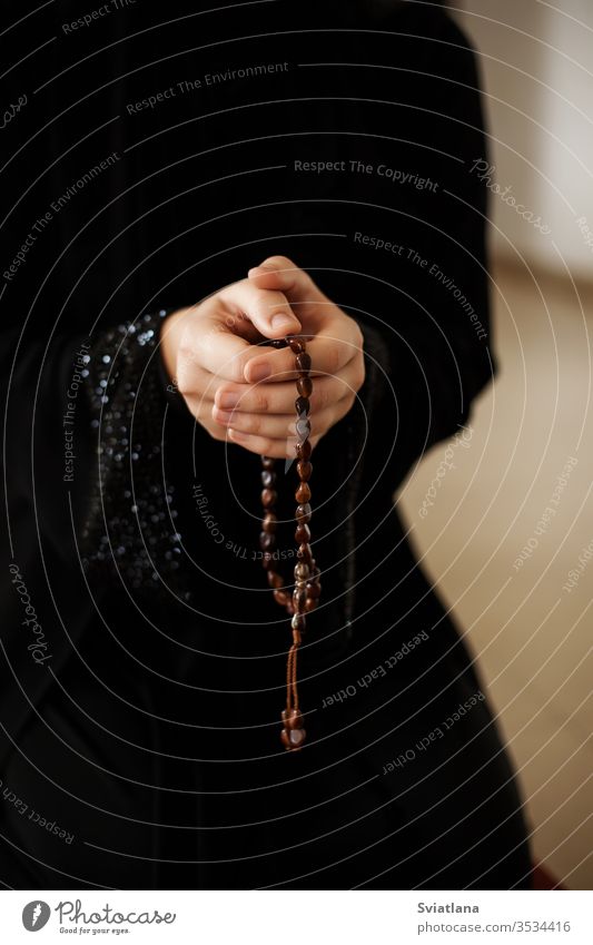 Gebetshände einer Frau, die einen Rosenkranz hält Perlen Mann Hände muslimisch Symbol beten Religion Glaube heilig Islam Allah Gott Meditation Ramadan