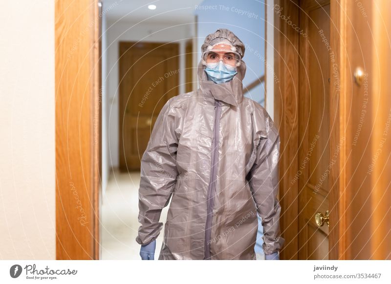 Arzt in PSA Persönliche Schutzausrüstung kommt ins Haus heimwärts ppe Coronavirus medizinisch betroffen Krankenhaus Gerät Virus Korona Labor schützend covid-19