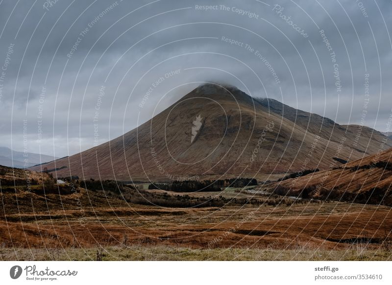 Berglandschaft in den Highlands von Schottland im Nebel Natur Landschaft Menschenleer Großbritannien Außenaufnahme Wolken Berge u. Gebirge Europa Farbfoto Tag