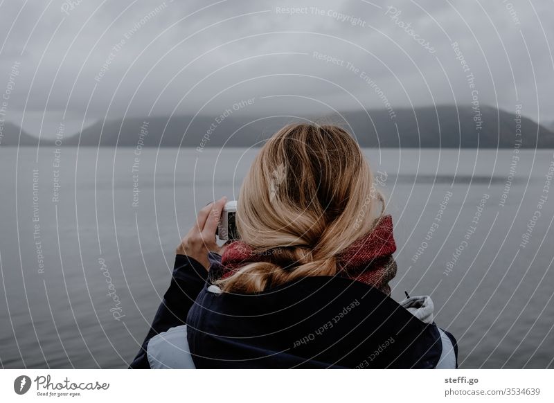 Frau fotografiert Meereslandschaft in Schottland mit einer Kamera Großbritannien Europa schlechtes Wetter Nebel See Loch Ness Nessi Nessie Natur Landschaft
