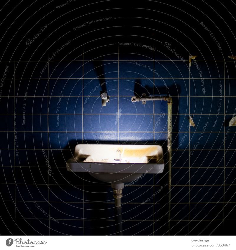 HEUTE: Welttoilettentag Mauer Wand Toilette Waschbecken Sanitäranlagen alt historisch retro trashig blau schwarz Senior Farbfoto Innenaufnahme Menschenleer