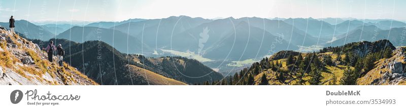 Menschen stehen im Gebirge und betrachten die Bayerischen Alpen Berge u. Gebirge Himmel blau Felsen Gipfel Landschaft Natur Außenaufnahme Farbfoto Tag