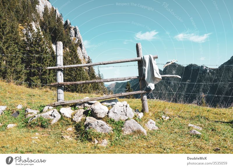 Schiefer Holzzaun in den Bergen dient als Absperrung und Handtuchhalter Alpen Gebirge Berge u. Gebirge Himmel blau Felsen Gipfel Landschaft Natur Außenaufnahme