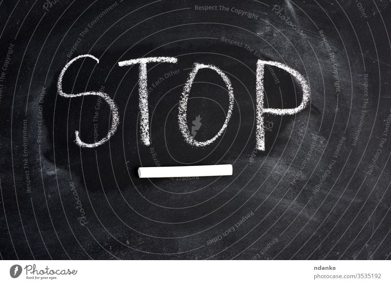 Beschriftung englischer Stopp mit weißer Kreide auf einer Tafel stoppen Wort Holzplatte hölzern schwarz Aufschrift Konzept Aufmerksamkeit Brief Business