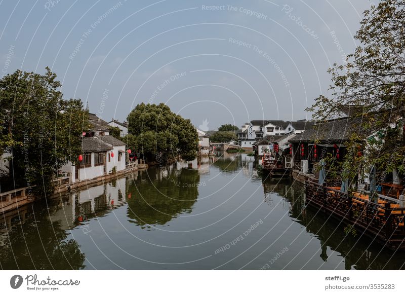 Stadt oder Dorf am Fluss in China Asien Chinesische Architektur Dorfidylle Leere Farbfoto Menschenleer Außenaufnahme Reisefotografie Ferien & Urlaub & Reisen
