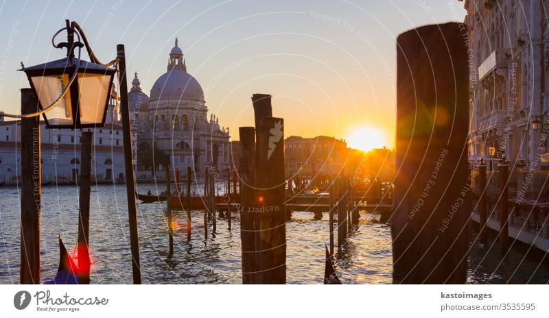 Venedig im Sonnenuntergang. Italien Wahrzeichen Kirche Gondellift Gondoliere Stadtbild Basilika Maure Insel Ausflugsziel reisen gelb herrschaftlich Sommer