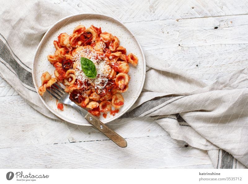 Süditalienische Pasta-Orecchiette mit Tomatensauce und Cacioricotta-Käse Spätzle Italienisch Apulien Saucen sugo Draufsicht weiß Textfreiraum Negativraum