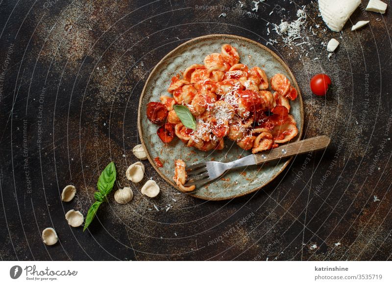 Süditalienische Pasta-Orecchiette mit Tomatensauce und Cacioricotta-Käse Spätzle Italienisch Apulien Saucen sugo Draufsicht dunkel Basilikum grün Küchenkräuter