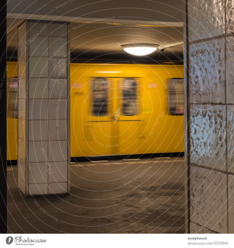 Die alte gelbe Berliner U-Bahn fährt in die U-Bahn-Station Architektur Ankunft ankommen trifft ein Unschärfe Unschärfe-Effekt verschwommen Gebäude Großstadt