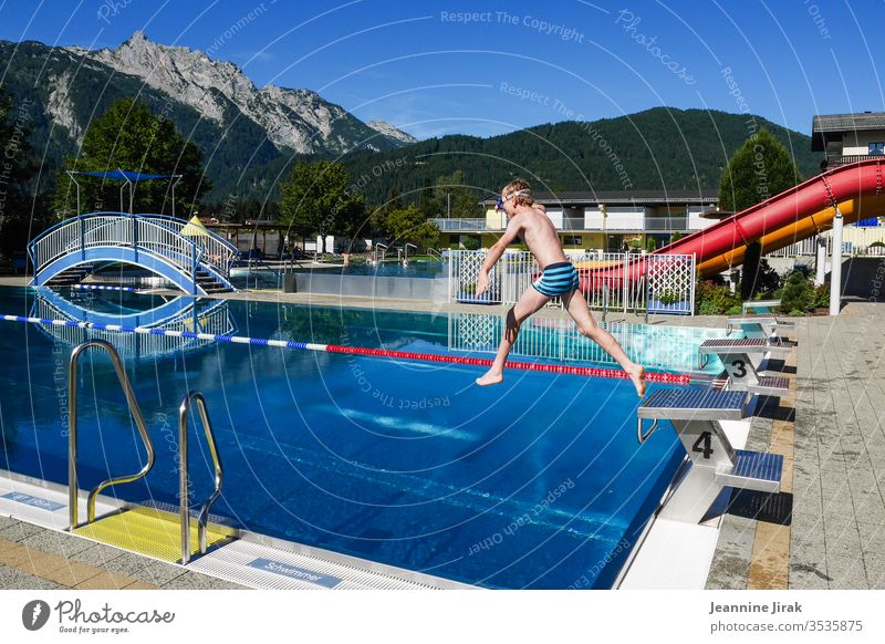 Freibad in den Bergen Alpen Urlaub Urlaubsstimmung Schwimmbad Ferien & Urlaub & Reisen Schwimmen & Baden Außenaufnahme Wasser Sommer Freizeit & Hobby springen