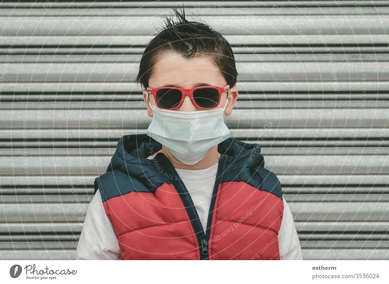 Kind mit medizinischer Maske für Coronavirus mit Sonnenbrille Virus Seuche Pandemie Quarantäne covid-19 Symptom Medizin Gesundheit Mundschutz Kindheit Schutz
