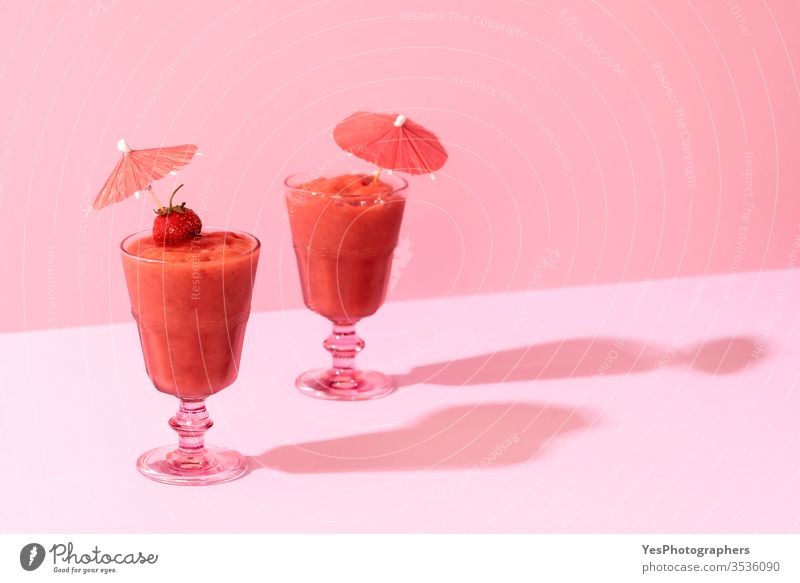 Erdbeer-Smoothie. Zwei Gläser Beeren-Slush. Sommer-Kaltgetränk 2 Getränk Erfrischungsgetränk farbenfroh Konzept lecker Dessert Entzug diätetisch trinken