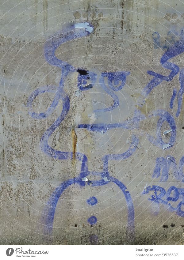 Verwaschenes blaues Graffiti einer ernst blickenden Frau auf einer grauen Betonwand Kunst Erwachsene Wand Außenaufnahme Mauer Farbfoto Tag Blick Mensch 1
