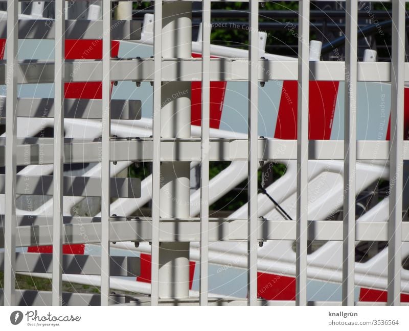 Rot-weiße Absperrungen hinter einem weißen Metallzaun Barriere Schutz Sicherheit Zaun Außenaufnahme Grenze Strukturen & Formen Menschenleer Farbfoto Muster Tag