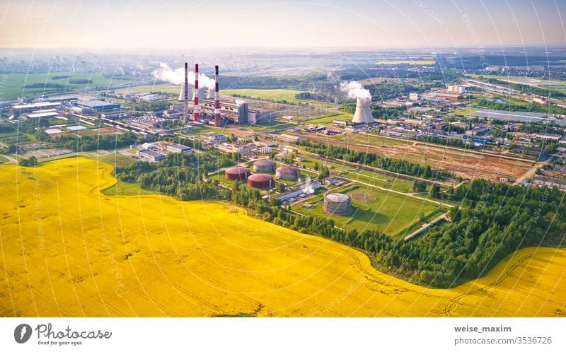 Luftaufnahme des Kraftwerks mit blühendem Rapsfeld nuklear Station Industrie kühlen Pflanze atomar Feld Turm Energie Frühling Dröhnen Kühler Antenne