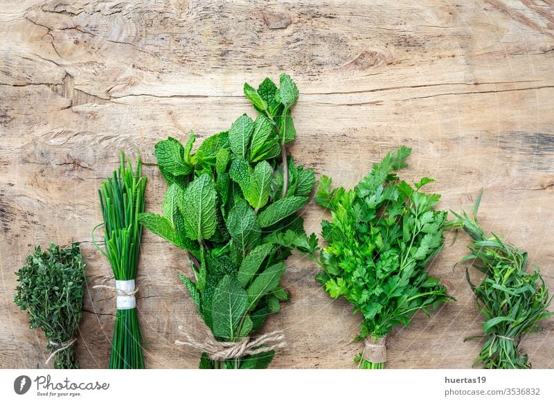 frische aromatische Kräuter von oben auf altem Holzgrund Küchenkräuter Lebensmittel organisch grün Bestandteil Hintergrund Minze Oregano Petersilie Schnittlauch