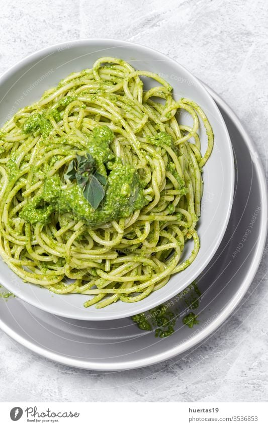 Spaghetti mit hausgemachter Pestosauce auf grauem Hintergrund Lebensmittel Teller Spätzle Gesundheit Italienisch Italienische Küche Weide grün Feinschmecker