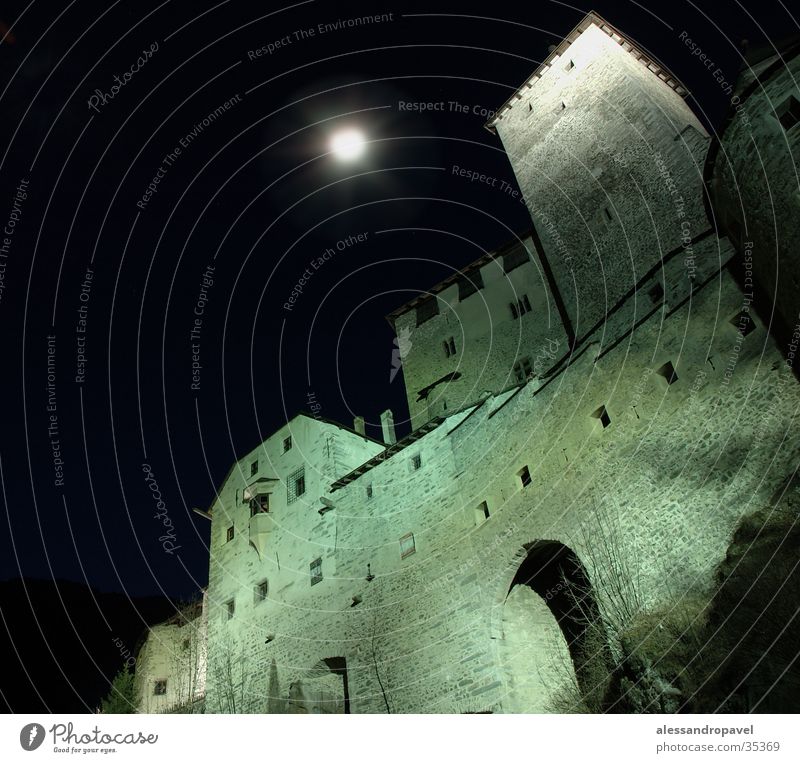 Schloss Taufers mit Mond Langzeitbelichtung historisch