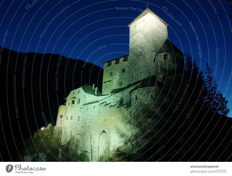 Schloss Taufers bei Nacht Wald historisch Langzeibelichtung blauer Himmel in der Nacht