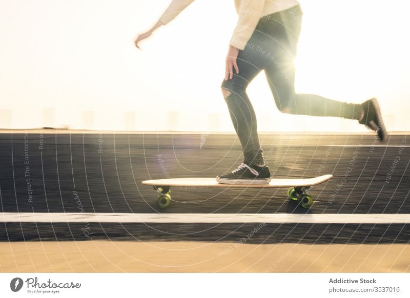 Erntehelfer fährt Skateboard auf der Straße Mann Mitfahrgelegenheit Abend lässig Hobby schnell Fuerteventura Spanien Kanarische Inseln männlich Ausflug reisen
