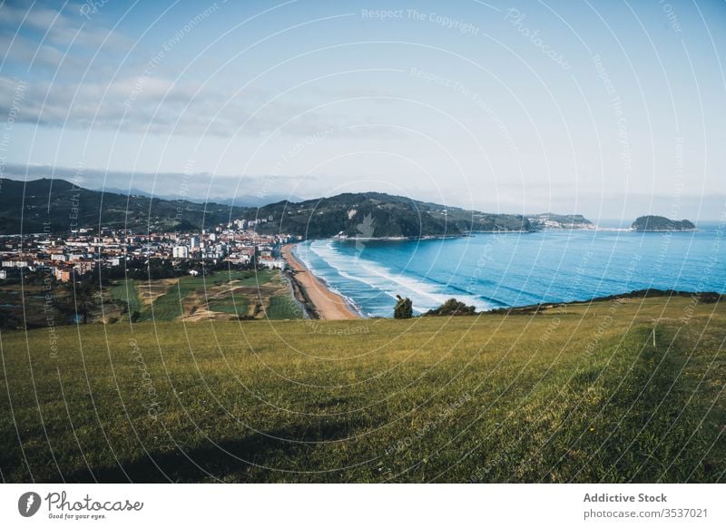 Malerische Aussicht vom grünen Hügel auf die Küste und die Stadt an einem sonnigen Tag in Spanien Tal Meeresufer Landschaft Natur Himmel malerisch friedlich