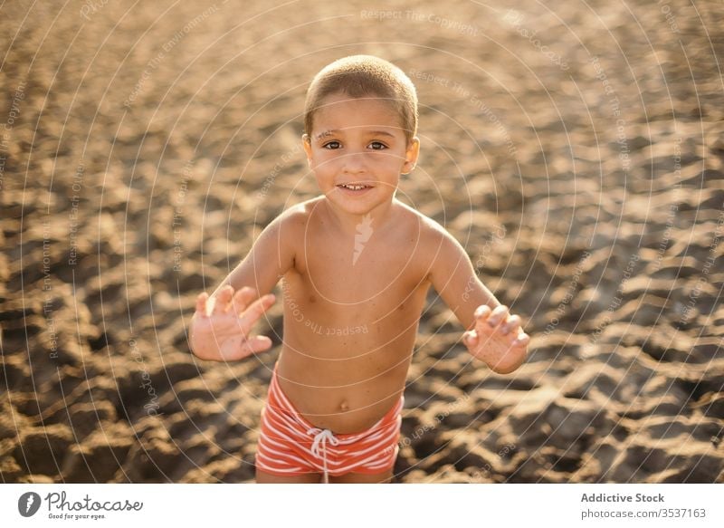 Fröhlicher Junge abends am Strand MEER Sonnenuntergang Lächeln Resort ohne Hemd Sommer Urlaub sich[Akk] entspannen Kind Lifestyle ruhen Sand heiter Ufer Freude