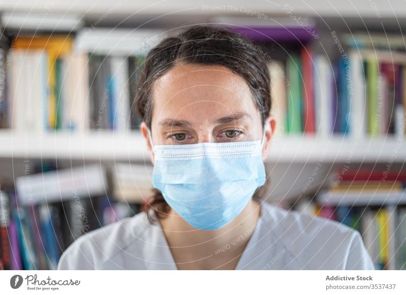 Positive junge Ärztin mit medizinischer Maske im Krankenhaus stehend Frau Arzt Uniform Stethoskop Mundschutz Klinik Bund 19 Coronavirus Ausbruch Pandemie Büro