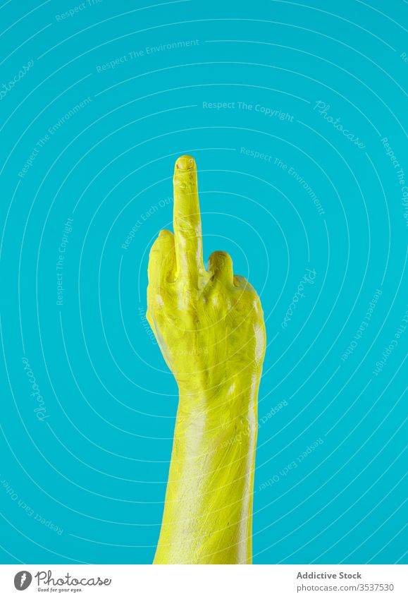 Zuschneidende Person mit Mittelfinger im Studio unverschämt gestikulieren Farbe Zeichen zeigen ficken angriffslustig farbenfroh Konzept kreativ Symbol