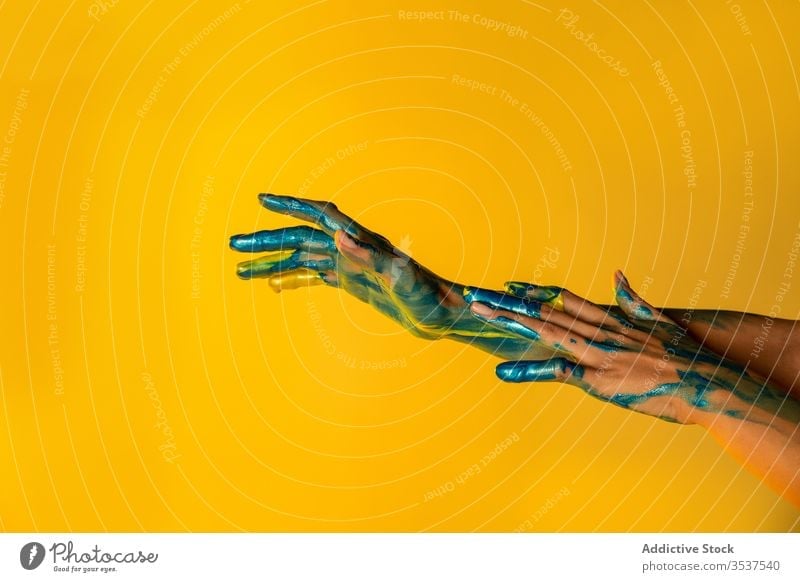 Kreative Handwerkerin mit bemalten Händen im Atelier Frau Farbe Künstler metallisch kreativ Kunst farbenfroh Anstreicher abstrakt Konzept Farbstoff Glitter