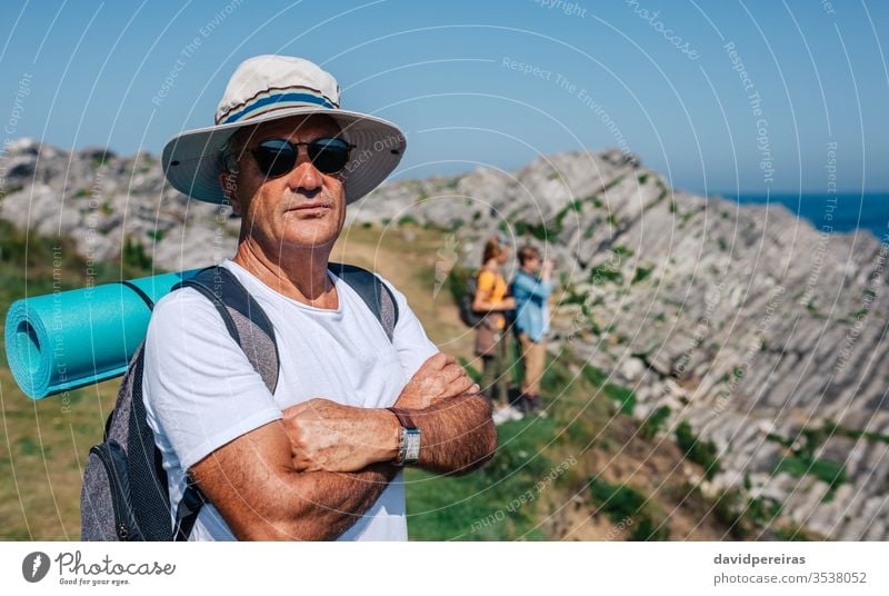 Älterer Mann beim Trekking mit Blick in die Kamera Senior reif in die Kamera schauen Landschaft Wanderung Natur Wanderer Sommer Berge u. Gebirge Erholung Hut