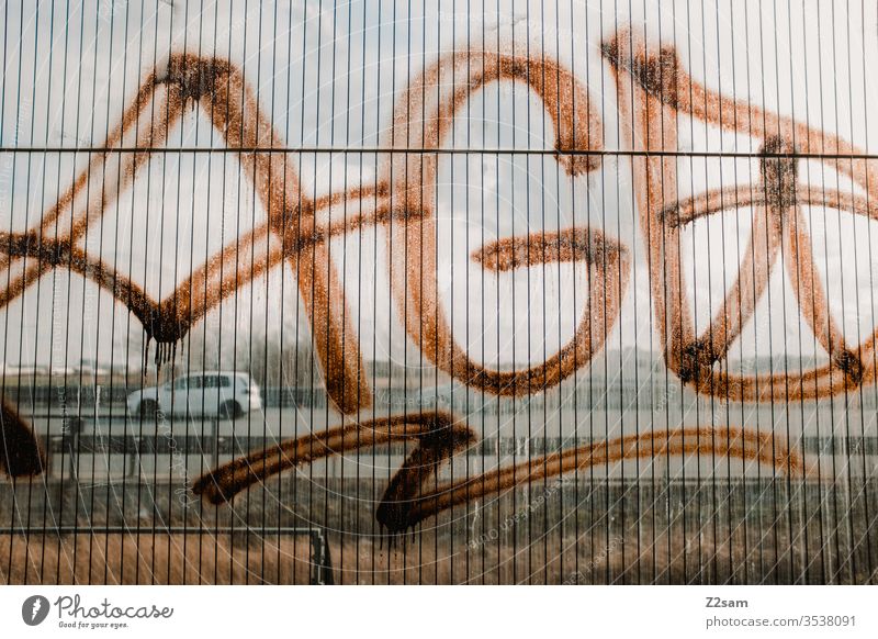 Graffiti-Tag taggen schreibend beschmiert Aussage Anwesen Material Metall Mast Vandalismus Schlagwort Wand Tagger Wort Spray nein