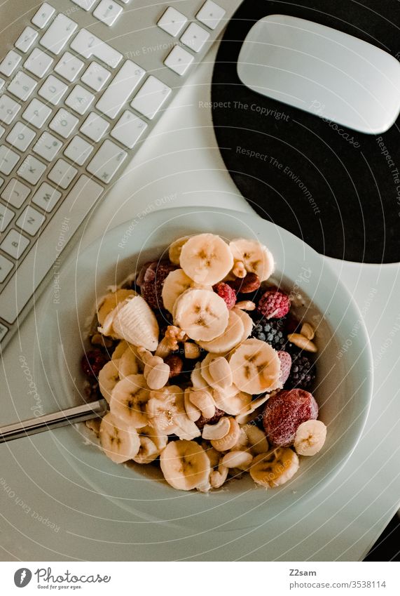 Gesundes Frühstück müsli gesund Sportler Banane Lebensmittel frisch Gesundheit Bär Beeren Morgen Arbeit Homeoffice heimwärts Büro pc Computer Maus tastatur