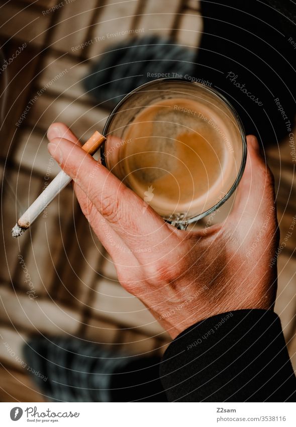 Kaffeepause Pause pausieren Draussen Balkon zuhause Homeoffice trinken Kippe Zigarette rauchen Hand Mann ungesund Frühstück sucht genuss angewohnheit männlich