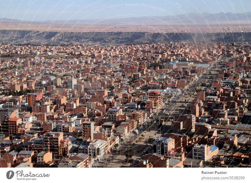 Luftaufnahme von El Alto / La Paz, Bolivien, aus dem Flugzeugfenster Antenne Architektur Gebäude Großstadt Stadtbild Stadtzentrum Wahrzeichen Landschaft