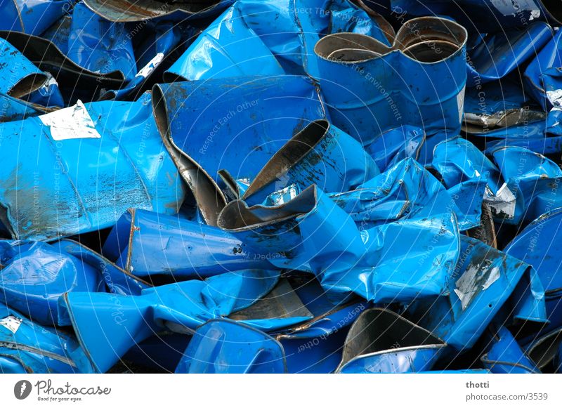 Fässer ohne Boden Fass Schrott Müll Industrie blau alt Metall Verwertung
