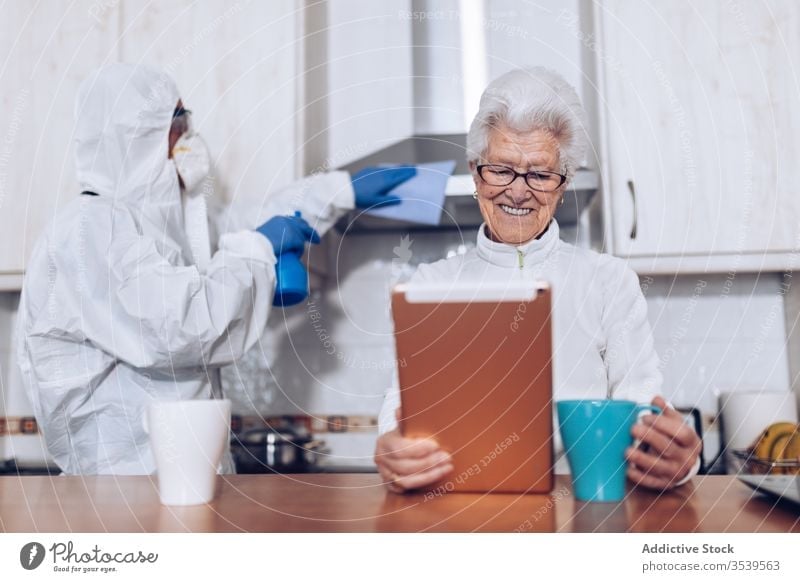Heimpflegepersonal hilft älteren Klienten zu Hause während der Quarantäne Coronavirus Senior heimwärts Pflege Assistent Hilfsbereitschaft besuchen zeigen