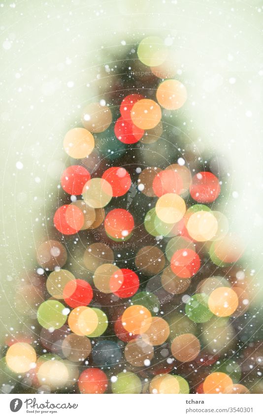 Weihnachtsbaumhintergrund mit Schneefall und Bokeh-Lichter Baum dekorieren festlich pulsierend Illumination lebhaft Zauberei u. Magie Schönheit feiern Formen