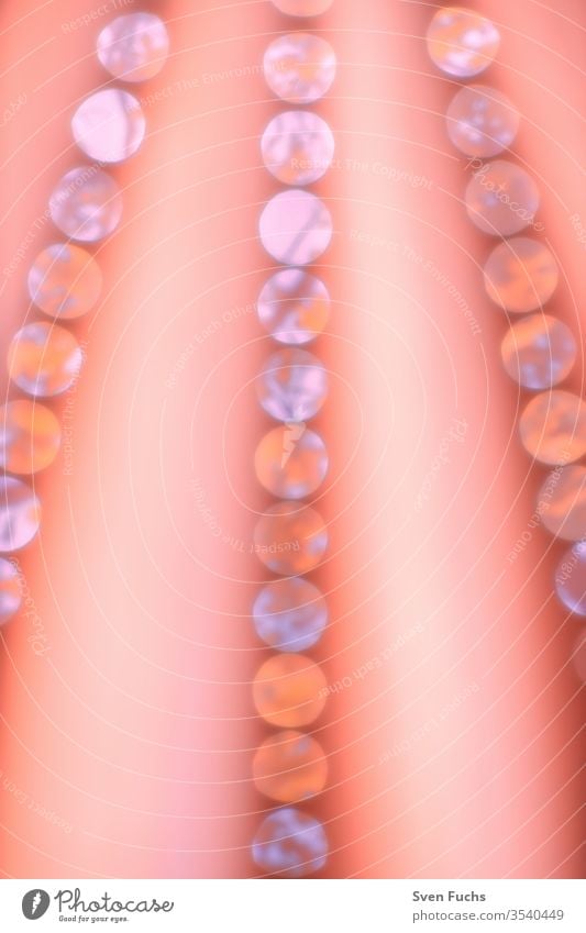 Helle Blendenkreise vor einem orangefarbenen Hintergrund lichtkreise hell hintergrund glühen diffus stilvoll abstrakt design muster textur rosa tapete