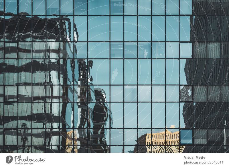 Bürogebäude spiegeln sich über einer städtischen Glasfassade abstrakt abstrakte Fotografie Nachmittag architektonisch Architektur Gebäudeplanung Gebäudefassade