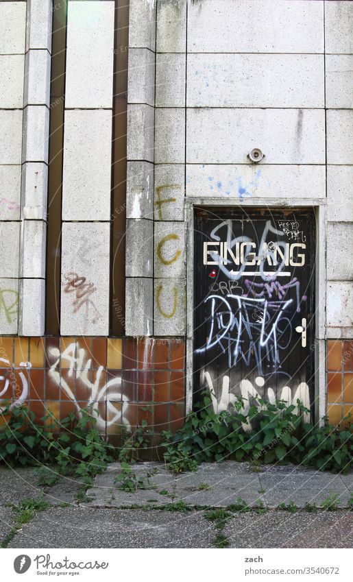 alt I Partykeller, verlassenes Haus mit einem Hinweisschild zum Eingang Ruine kaputt Vergänglichkeit Mauer Zerstörung Wand Verfall Fassade Vergangenheit