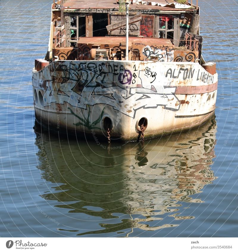 Schiffswrack im Wasser der Spree Stadt blau Wellen Kunst Spiegelung Reflektion Reflexion & Spiegelung Spiegelbild Berlin Schifffahrt Boot Fluss Wrack ship