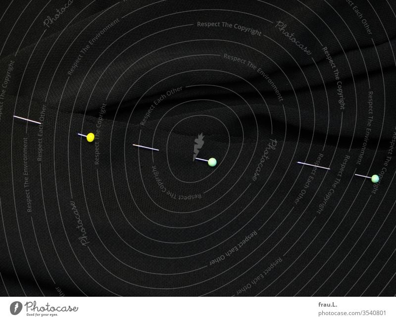 Es ist alles so schön bunt hier, freute sich der schwarze Stoff über die farbigen Stecknadeln. Nähen Naht Steckknöpfe schneidern