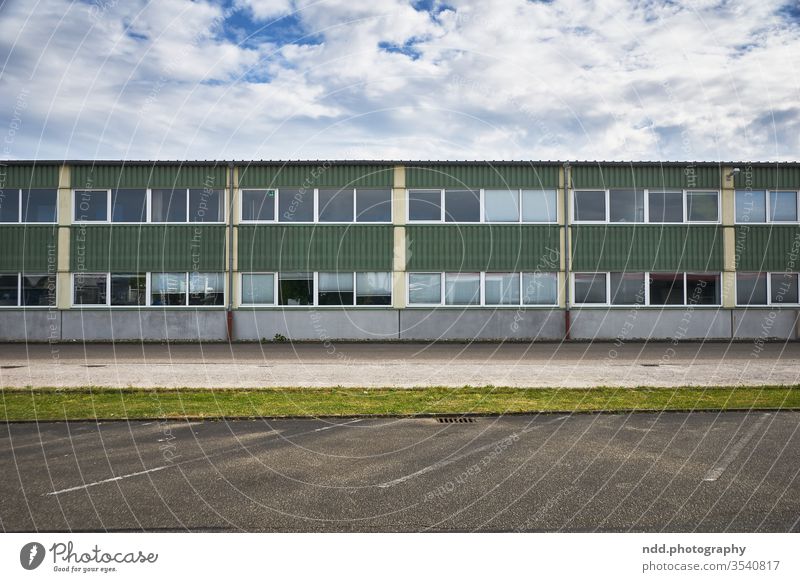 Industriegebäude der 70er Jahre in Westdeutschland industrielle Einsamkeit retro Farbfoto Menschenleer gewerbliches Muster Deckung CD-Regal CD-Hülle