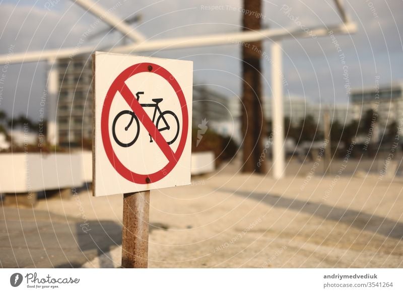 Strand Verkehrszeichen nicht mit dem Fahrrad zu betreten. selektive Fokussierung. das Zeichen am Strand ist mit dem Fahrrad verboten Symbol rot Transport
